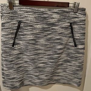 Loft women’s black & white textured skirt - size 8